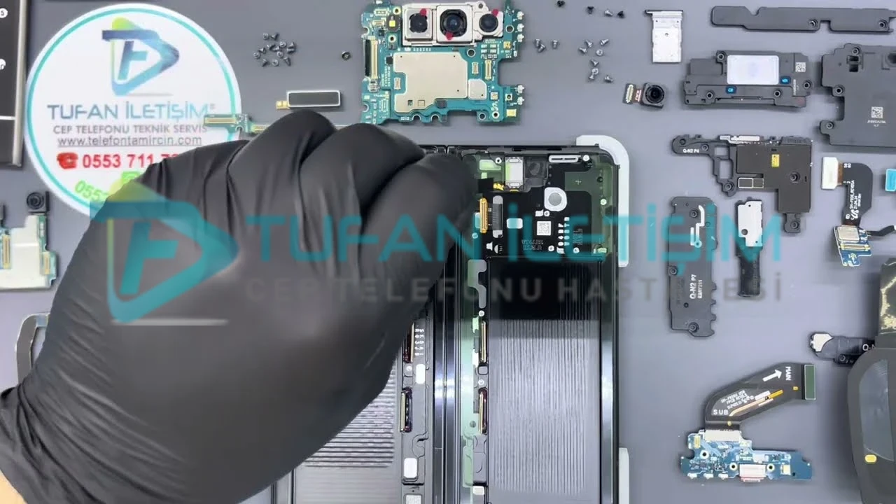 Samsung Galaxy Fold 3 Küçük Ön Ekran Değişimi - Görsel 3