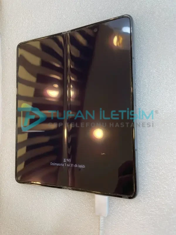 Samsung Galaxy Fold Küçük Ön Ekran Değişimi - Görsel 2