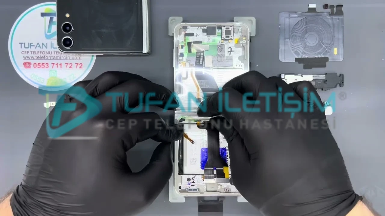 Samsung Galaxy Z Flip Küçük Ön Cam Değişimi - Görsel 3