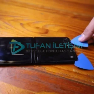 Samsung Galaxy Z Flip Küçük Ön Cam Değişimi